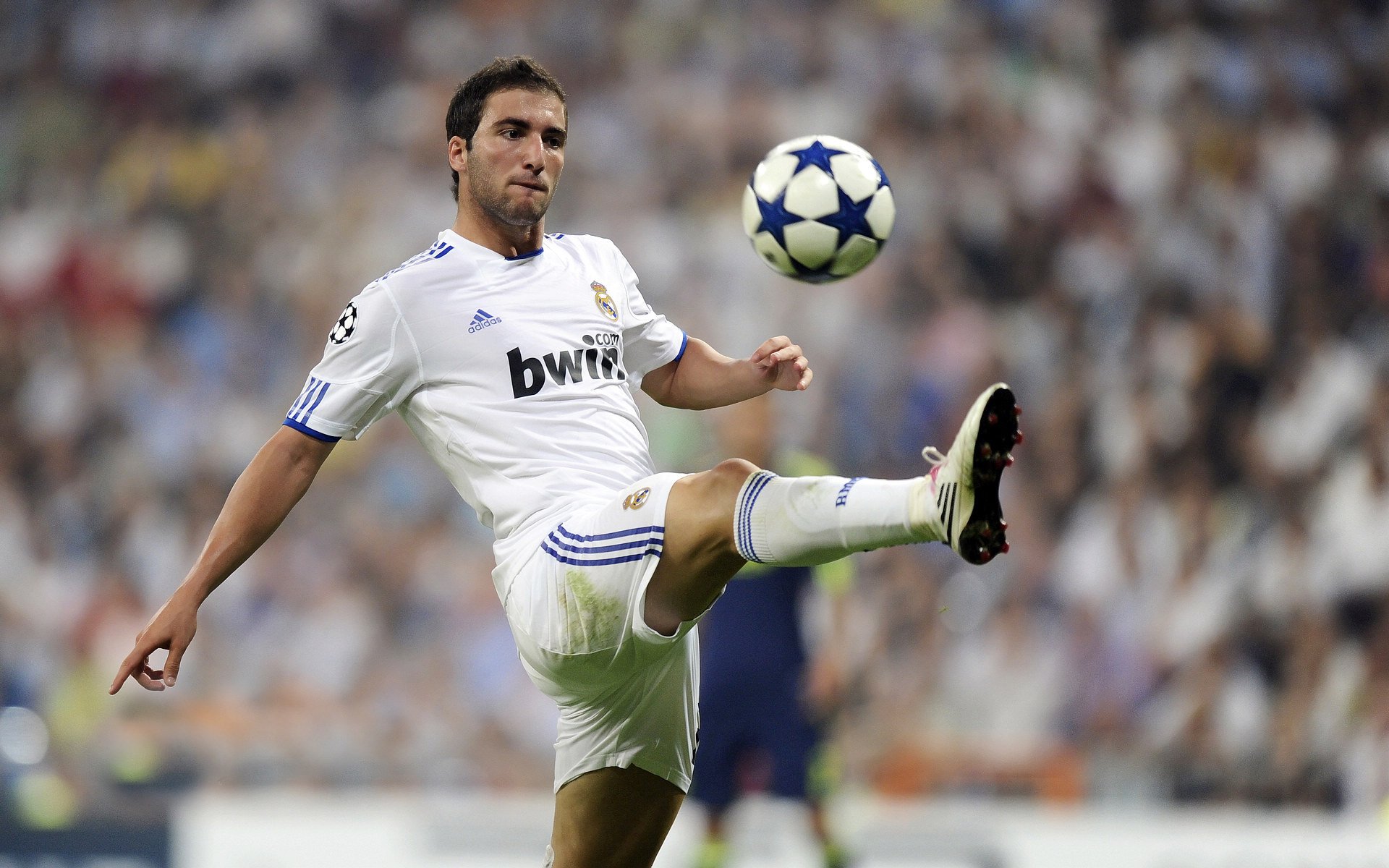 欧冠半决赛次回合：那不勒斯主场3比2拜仁 凭客场进球优势首次杀入决赛